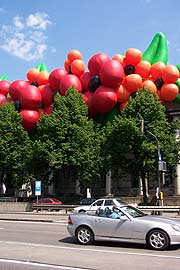 Das Haus der Lunst als Blumentopf (inflatable) (Foto. Marikka-Laila Maisel)