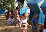 auch sonst gibt es viele Orte, an denen Kinder auf dem Tollwood Festival ihren Spaß haben, wie z.B. bei den Strandstühlen (Foto: Martin Schmitz)