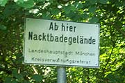 Nacktbadegel&auml;nde sind mit Schildern meist gekennzeichnet (Foto: Martin Schmitz)