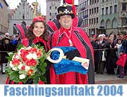 Faschingsauftakt durch volkstümliche Inthronisation des Narrhalla-Prinzenpaares 2004 am 10.1. auf dem Marienplatz (Foto: Martin Schmitz)