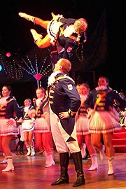 Auftritt der Siegburger Funken Blau-Weiß von 1859 e.V. bei der Narrhalla Soirée im Deutschen Theater  (Foto: Martin Schmitz)