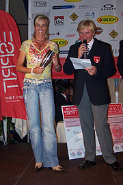 Tourniersiegerin Sonja Zietlow mit Walter Ehring, Organisator des Golfevents (Foto: Martin Schmitz)