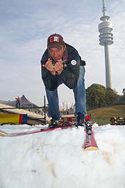 Schon einmal vorab einen Schneetest macht für die Presse Olympia Abfahrtsieger Fritz Strobl (Foto: Martin Schmitz)