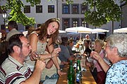 Frankische Weinkönigin 2003 prsotet Gästen zu (Foto: Marikka-Laila Maisel)