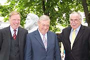 Paulaner-Chef Salewski, Minister Josef Miller und  Dieter Hanisch hoffen auf viele Teilnehmer an der Ausschreibung 2005 (Foto: Martin Schmitz)