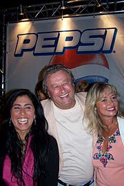 Pepsi Managerin Nagia El-Sayed freut sich mit Didi und Marion Küffer (Foto: Martin Schmitz)