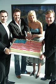 Cosmin Ene, Paul Young, Andrea Sokol und Markus Langemann schneiden die USA Torte an (Foto: Martin Schmitz)