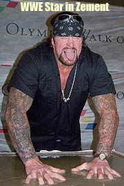 Der WWE Wrestling Superstar "Undertaker" verwigte sich am Nachmittag des 5.6. in Zement für den Munich Olympic Walk of Stars (Foto Martin Schmitz)