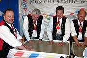 Aufnahme der Handabdrücke in den Munich Olympic Walk of Stars am 9.4.2005 (Foto: Martin Schmitz)