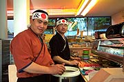 zwei Sushi Meister hinter der Theke haben viel zu tun (Bild: Marikka-Laila Maisel)