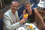 Martin und Anke Kolonko beim Fr&uuml;hst&uuml;ck auf dem Sonnenpodestder neuen FORUM-Terrasse (&copy;Bilder: Marikka-Laila Maisel)