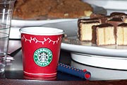 zu Weihnachten: die roten Starbucks Becher (Foto: Marikka-Laila Maisel)