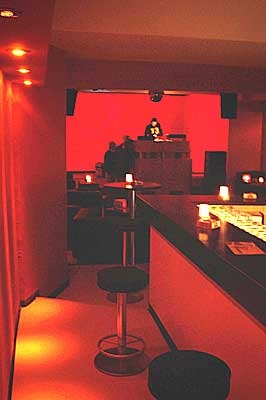 Lounge Room mit Bar und DJ Pult an der Rückwand (Foto: Martin Schmitz)