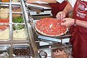 exakt 100 Scheiben für die Pepperoni Pizza, grammgenau auf der Waage bei der Zubereitung ermittelt (Foto: Martin Schitz)