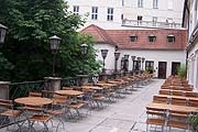 120 Plätze auf der Terrasse gehören auch noch zum Bräustüberl (Foto: Martin Schmitz)