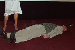 Carrey stellt sich tot auf der Bühne (Foto: Martin Schmitz)