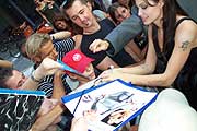 Angeina signiert f&uuml;r die Fans (Foto:Martin Schmitz)