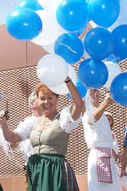 Wiesn- und Tourismuschefin Gabriele Weisshäupl lässt die Wiesnballons frei (Foto: Marikka-Laila Maisel)