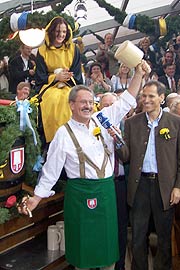 Mit wieder nur zwei Sch&auml;gen wurde das Oktoberfest 2005 er&ouml;ffnet  (Foto: Martin Schmitz)