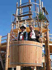 
Beim Richtfest des ZLF-Energieturms stellten sich Präsident Gerd Sonnleitner (re.) und Zimmerermeister Leonhard Schmelzer versuchsweise in den Behälter, der später zusammen mit einem Ahorn an die Spitze des Turms gesetzt wird (Foto: ZLF)