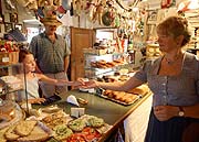 Die frisch gebackene Kräuterpädagogin Marlies Heinritzi bietet in ihrem Kramerladen auf der Glentleiten ein reichhaltiges Angebot an Marmeladen, Likören und Kräuterprodukten (Foto: Bezirk Oberbayern)