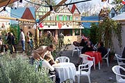 Drum herum lockt bis zum 7.11.2004 das Original Franzöische Dirf mit kulinarischen Leckerbissen sowie Käse- und Weinkeller (Foto: Martin Schmitz)