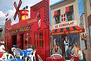 Moulin Rouge mit Bar (Foto: Marikka-Laila Maisel)