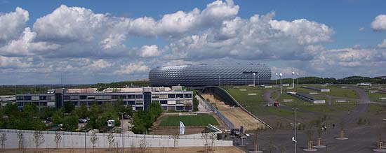 Blick vom P+R Parkhaus Fröttmaning über die begrünten Parkhäuser auf die neue Allianz Arena (Foto. Martin Schmitz)