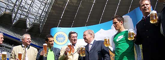 Anstossen aufs gute Bayerische Bier im Stadion (Foto: Martin Schmitz)