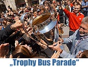 "Trophy Bus Parade" der UEFA Champions League und der UEFA Women's Champions League am Montag 14.05.2012 beim Odeonsplatz, Marienplatz & Stachus (©Foto: Martin Schmitz)