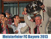 Autocorso und Meisterfeier des FC Bayern München am 11.05.2013 mit der Meisterschale auf dem Rathausbalkon am Marienplatz München (©Foto: Martin Schmitz)