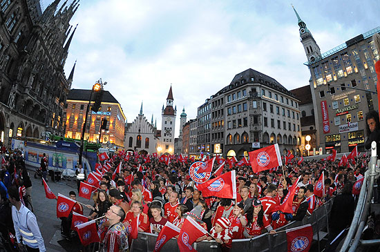 15.000 Fans passten vor dem Rathausbalkon am 10.05.2014 (©Foto: Ingrid Groissmann)