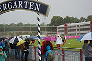 dank Schirmen regenfest: die Fans in der Säbener Straße