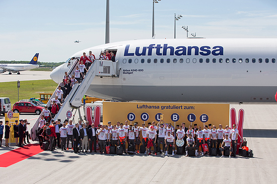 Lufthansa flog Pokalsieger nach München - FC Bayern mit A340-600 am Flughafen München gelandet Foto: Stefan Boesl KBUMM