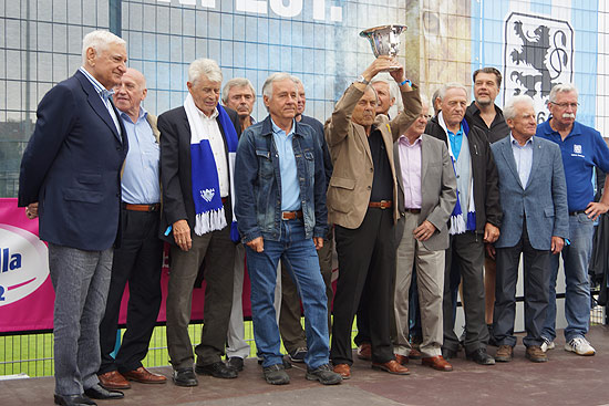 Gerhard Mayrhofer (3. v. rechts) hatte die Replik des Tschammer Pokals an die Siegermannschaft von 1964 überreicht (©Foto: Martin Schmitz)