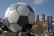 Sehr zentral gelegen: der FIFA WM 2006 Fussball Gloubus im Marienhof (Foto: Ingrid Grossmann)