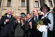 Ministerpräsident Edmund Stoiber und Karin Stoiber, Sepp Blatter sowie eine Schnaps  spendende  Böllerschützin (Foto: Martin Schmitz)