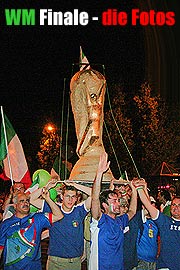 italienische Fans auf der Leopoldstrasse am 9.7.2006 (Foto: Martin Schmitz)