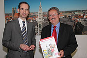Oberbürgermeister Christian Ude (r.) nahm am 17.03.2011 das neue Telefonbuch vom Geschäftsführer des TVG Verlags Frank Wenz (l.) entgegen
