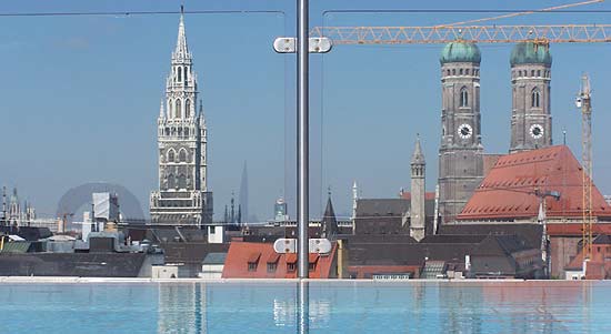 Spektakulär ist der Blick vom Hotel Pool über die Stadt (Foto: Martin Schmitz)