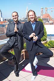 Ingo Schweder, Mandarin Oriental Group Director Spa, und Patrick Broome, der ab Mitte Juni die CARPE DIEM Urban Yoga Serie am Pool inszeniert (Foto: Martin Schmitz)