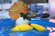 Dessert: Ravioli von Ananas auf Passionsfruchtcoulis und Kokossorbet (Foto: Marikka-Laila Maisel)