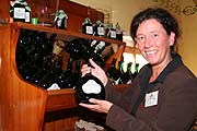 Michaela Sopp vom Weingut Schloss Sommerhausen stellte diverse Weine vor (Foto: Marikka-Laila Maisel)