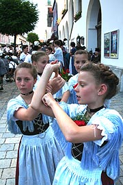 Auf dem Weg zum Restaurant Schlosshof 5 trafen die Gäste am 7.7.07 auf Trachtentänzer aller Altersgruppen aus Murnau, die sich vor dem Rathaus abmarschbereit fürs Volkfest machten (Foto Martin Schmitz)