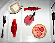 Erdbeercreme und Smoothie mit Straberry Cheesecake-Eiscreme (Foto: Marikka-Laial Maisel)