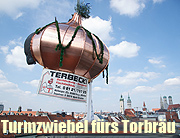525 Jahre Hotel Torbräu: Eine Turmzwiebel als Jubiläumsgeschenk  ©Fotos: Chr. Rudnik