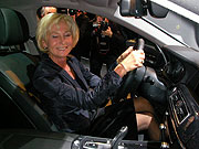 Karin Stoiber fühlt sich wohl am Steiuer des neuen BMW 7er (Foto: Martin Schmitz)