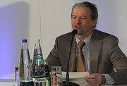 Michael Rahe, Leiter der BMW Niederlassung München mit dem neuen BMW 5er (Foto. Martin Schmitz)