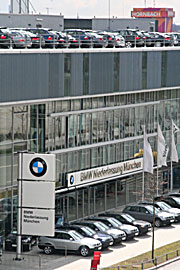 BMW Niederlassung München Fröttmaning: Neuwagen und das weltweit größte Gebrauchtwagen-Zentrum der BMW Group in einem Gebäude (©Foto: Martin Schmitz)