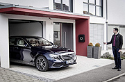 Mercedes-Benz Remote Park-Pilot: Dieses System erlaubt es erstmals, das Fahrzeug von außen via Smartphone-App in Garagen und Parklücken ein- und auszuparken